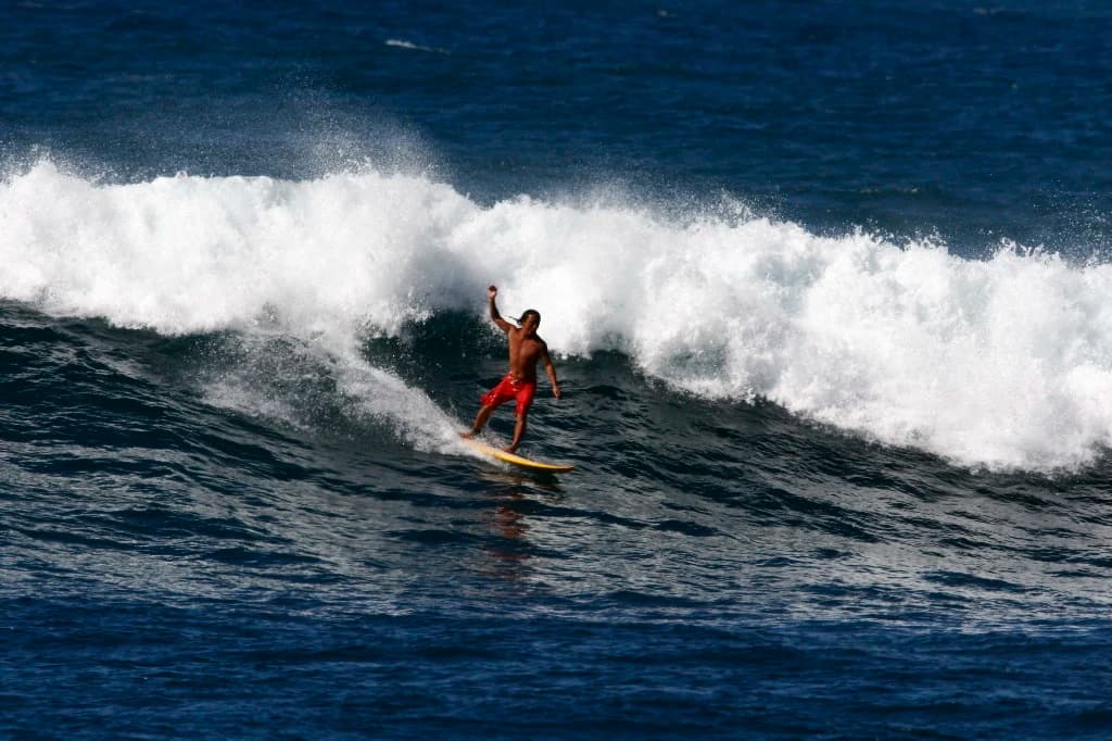 Jotaro Kato surfing